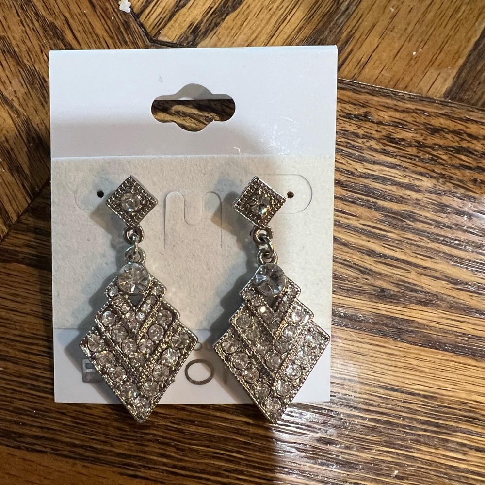 Very nice earrings, new elegant drop rhinestone. Stud post.